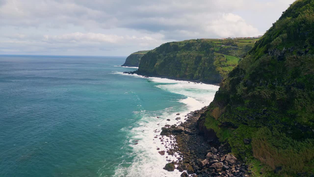 浪花漫天，漫山遍野。阴暗的海岸景观海洋冲浪视频素材