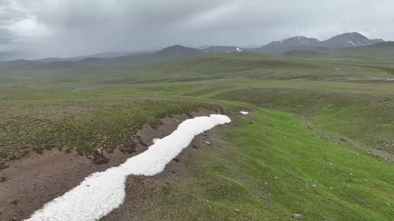 郁郁葱葱的Deosai平原与融化的雪，斯卡都。巴基斯坦视频素材