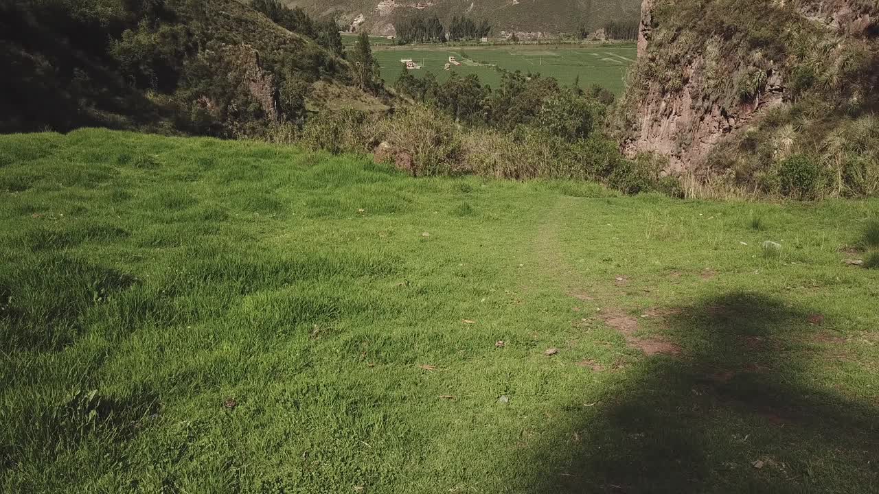 飞越山脉，飞向秘鲁利马萨尔托德尔弗莱莱附近的地平线视频素材