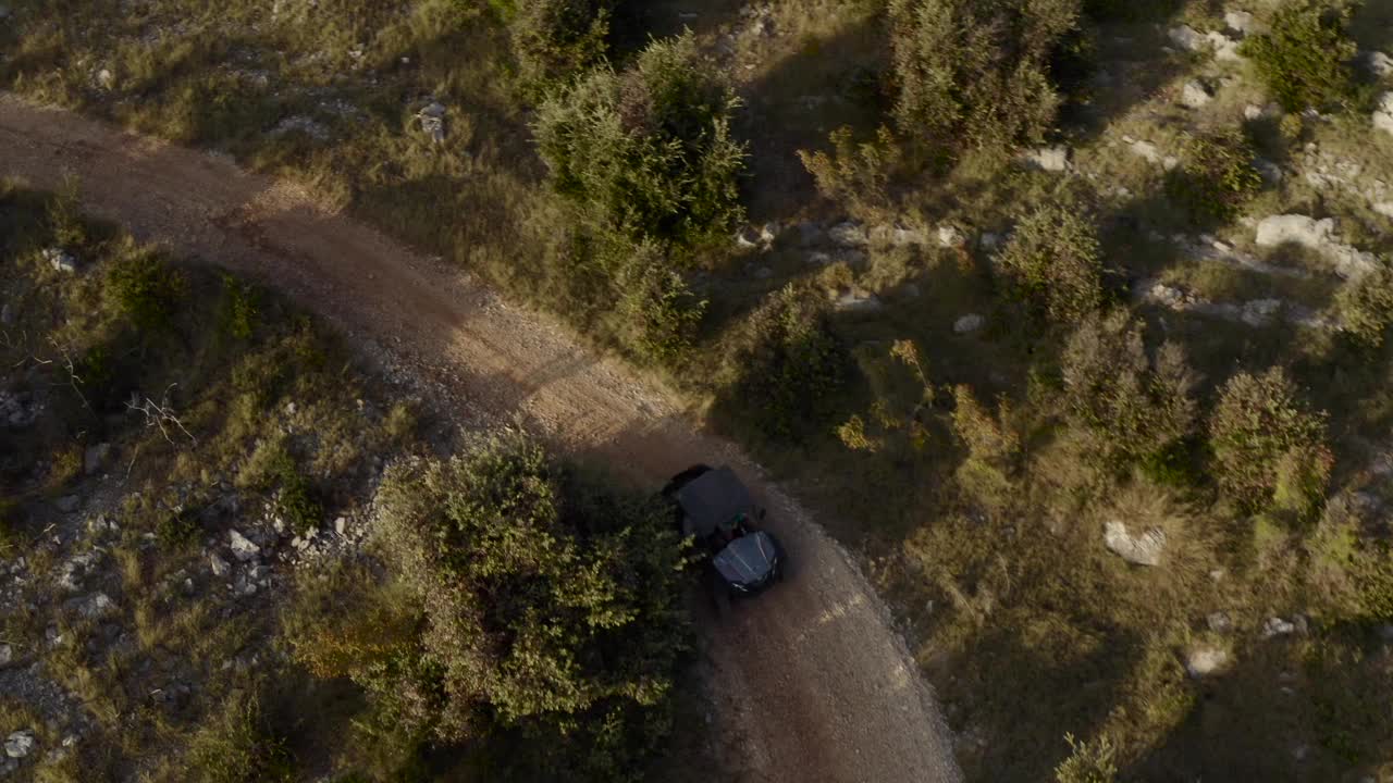 在克罗地亚的普斯廷加附近的越野车-无人机拍摄视频素材