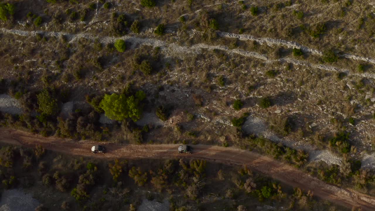 鸟瞰在克罗地亚布拉克群岛的山路上行驶的伙伴汽车。视频素材