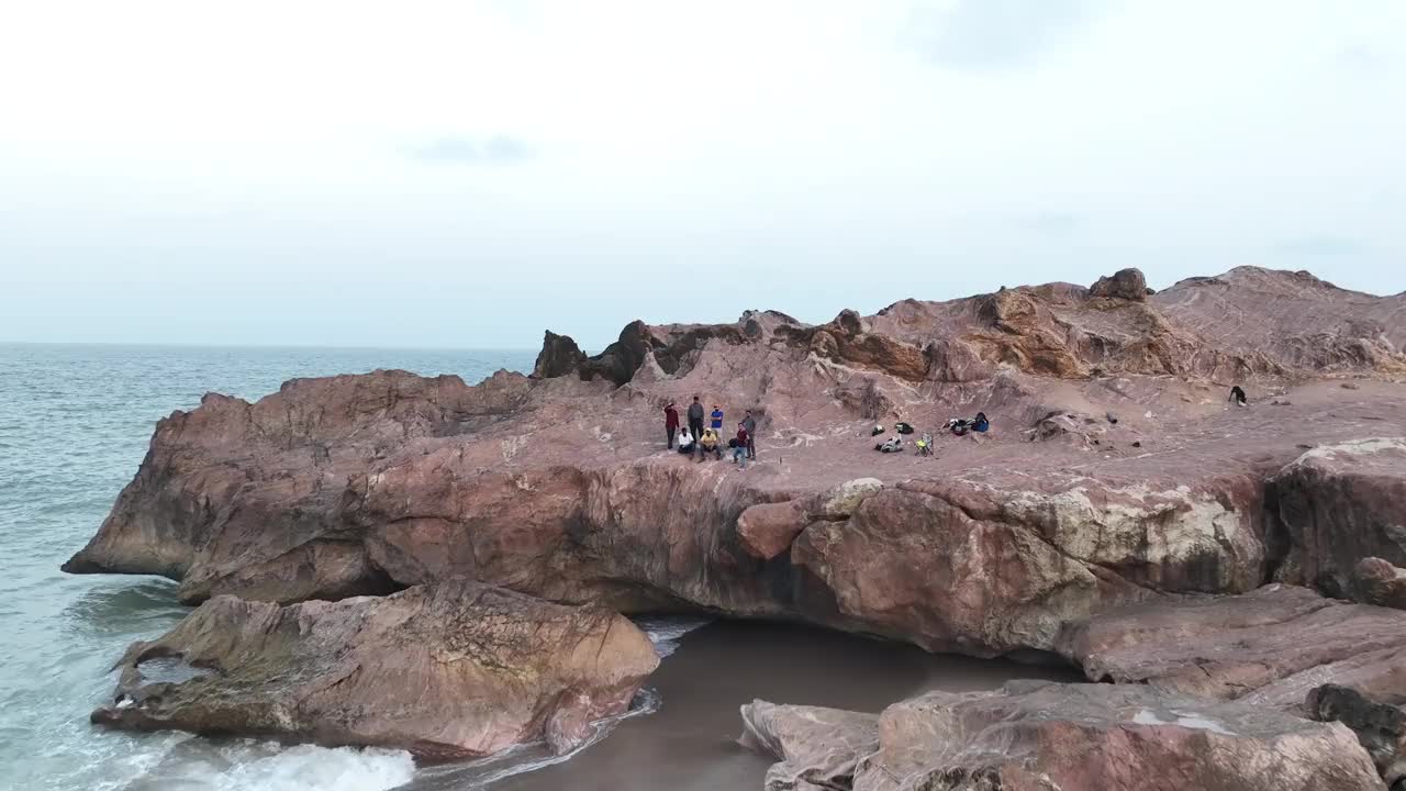 巴基斯坦加达尼海滩的海边岩石。空中天桥视频素材