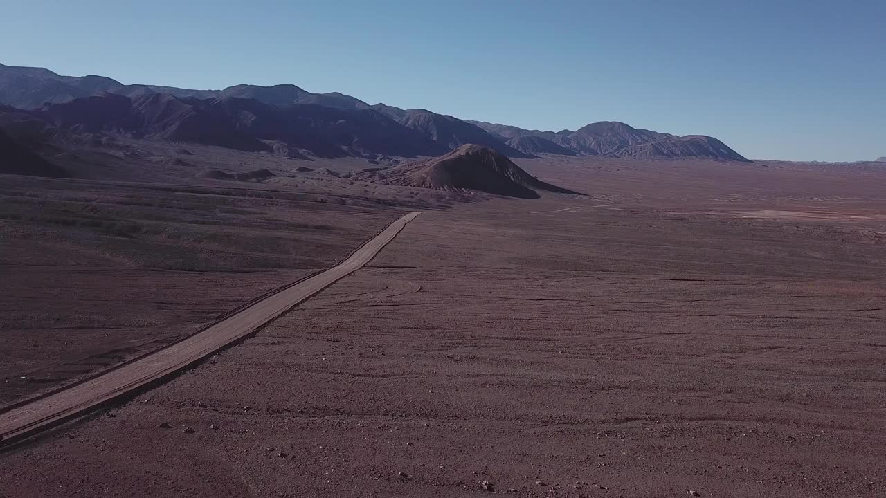 在智利阿塔卡马沙漠荒凉的风景中驾车，玻利维亚风景优美的公路之旅视频素材