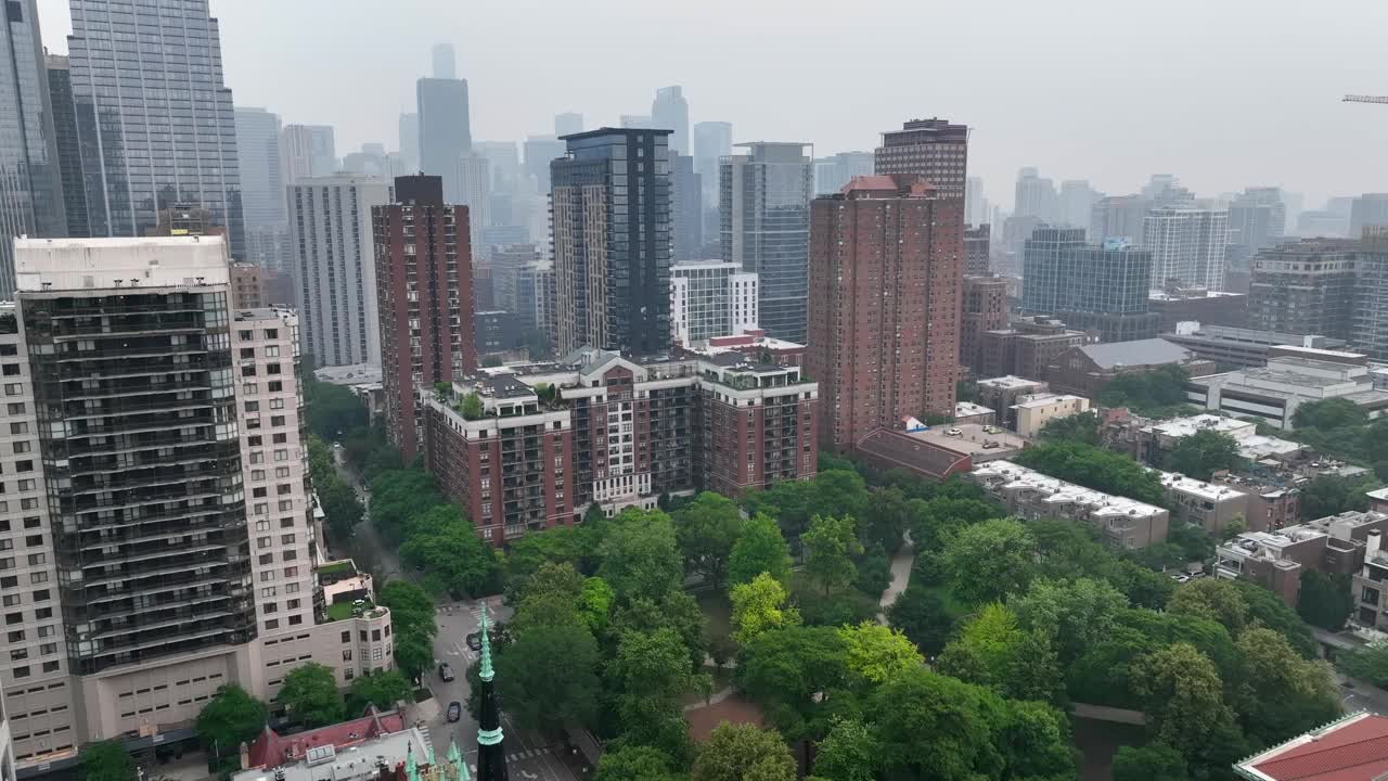 烟雾天的芝加哥天际。夏季摩天大楼间朦胧的天空鸟瞰图。视频素材