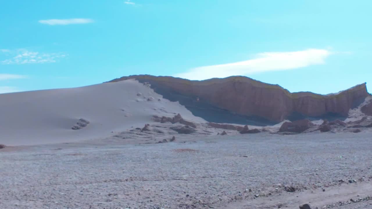 南美洲智利的圣佩德罗阿塔卡马沙漠。从车内看沙漠风景。视频素材