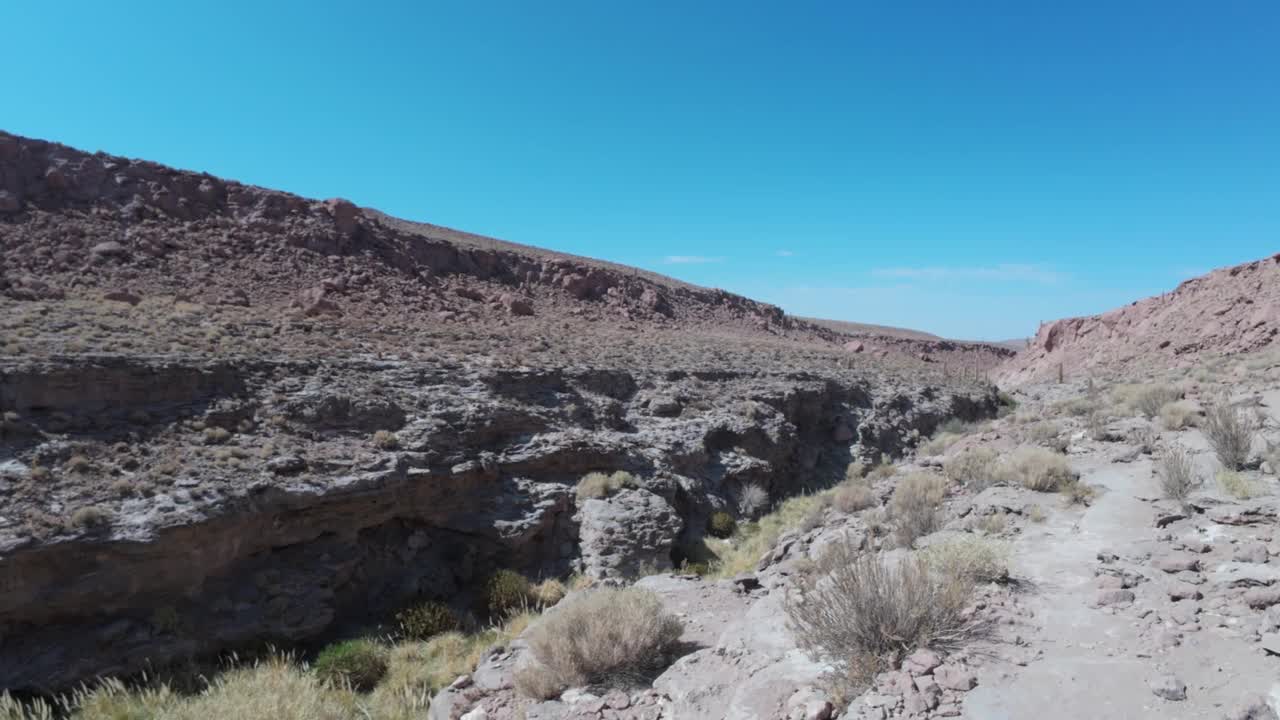 南美洲智利阿塔卡马沙漠中的小山谷视频素材