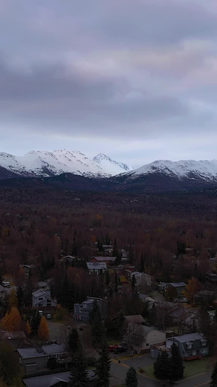 安克雷奇市在多云的秋天早晨。美国阿拉斯加。鸟瞰图。垂直视频视频素材