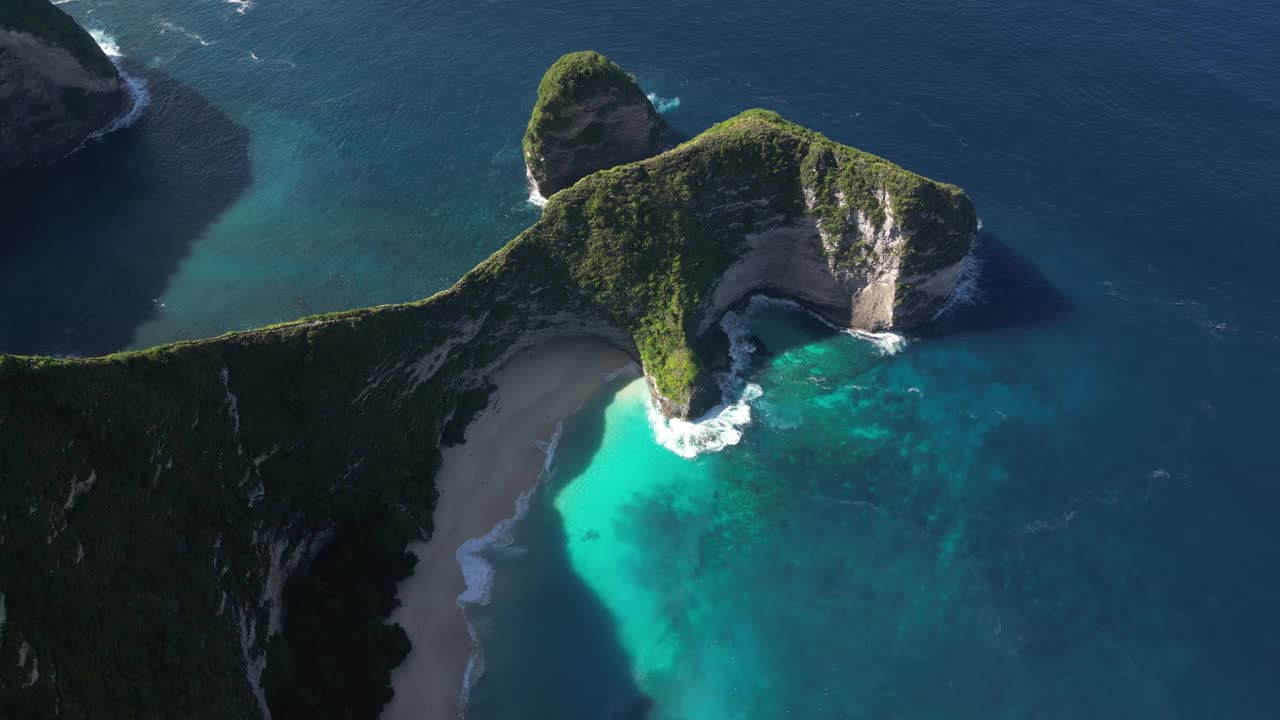 鸟瞰印尼巴厘岛附近努沙佩尼达的标志性海滩。视频素材