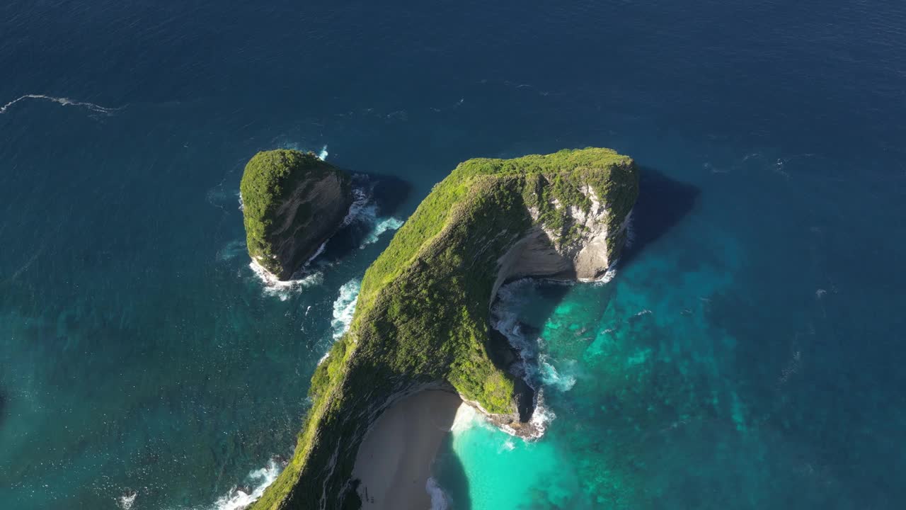 鸟瞰印尼努沙佩尼达岛标志性的克林金海滩。视频素材