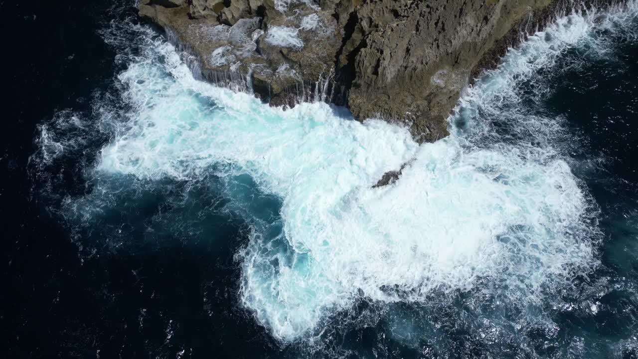 在炎热的夏日，努达佩尼达岛上的海浪。视频素材