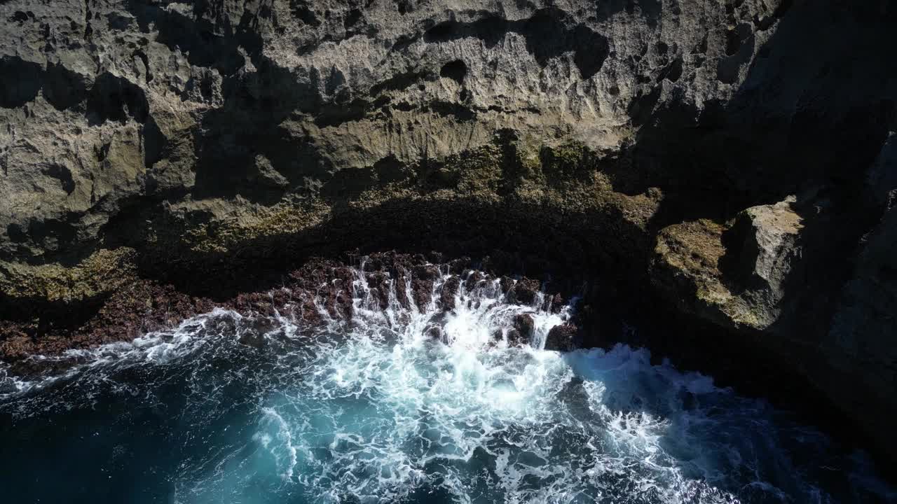 印尼努沙佩尼达岛海岸线上的巨浪。天线。视频素材