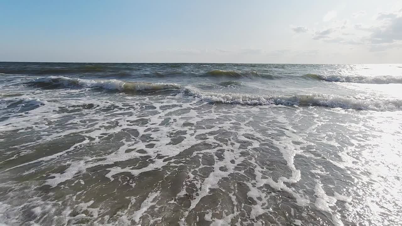 海景。海上的小风暴。海浪拍打着沙滩。慢动作视频素材