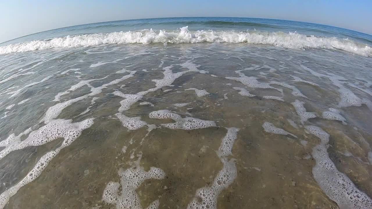 海浪汹涌，撞成白色的泡沫。缓慢的运动。广角视频下载