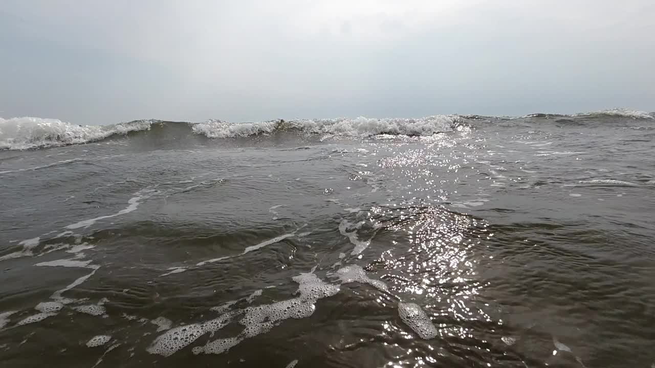 在一个阳光明媚的日子里，大海里的大浪。海景。慢动作视频下载