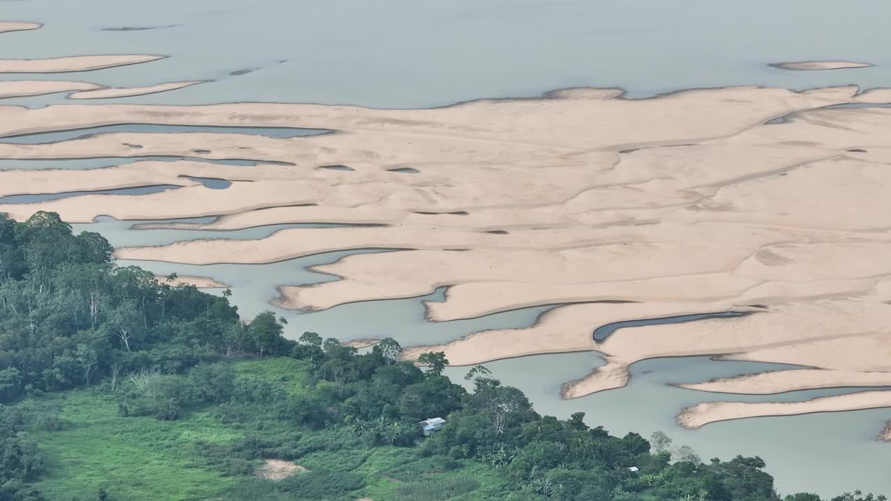 世界上最大的热带森林——亚马逊雨林，在极度干旱中干涸的河流上堆积的沙子。气候变化的概念，全球变暖，环境，生态，灾害，天气。视频素材