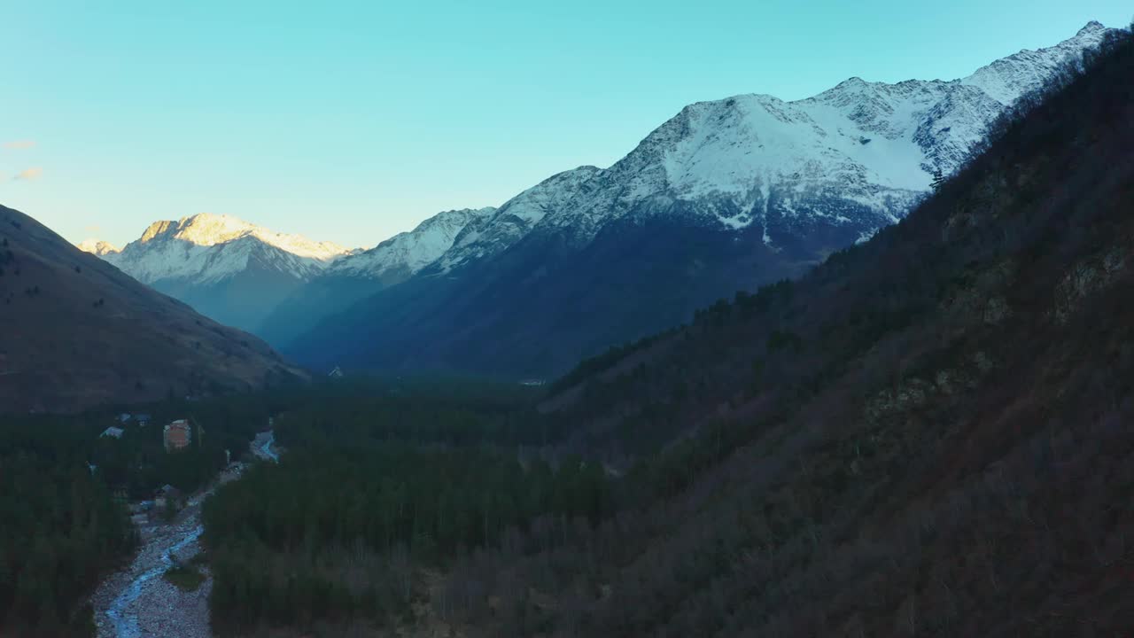 从山坡上俯瞰视频素材