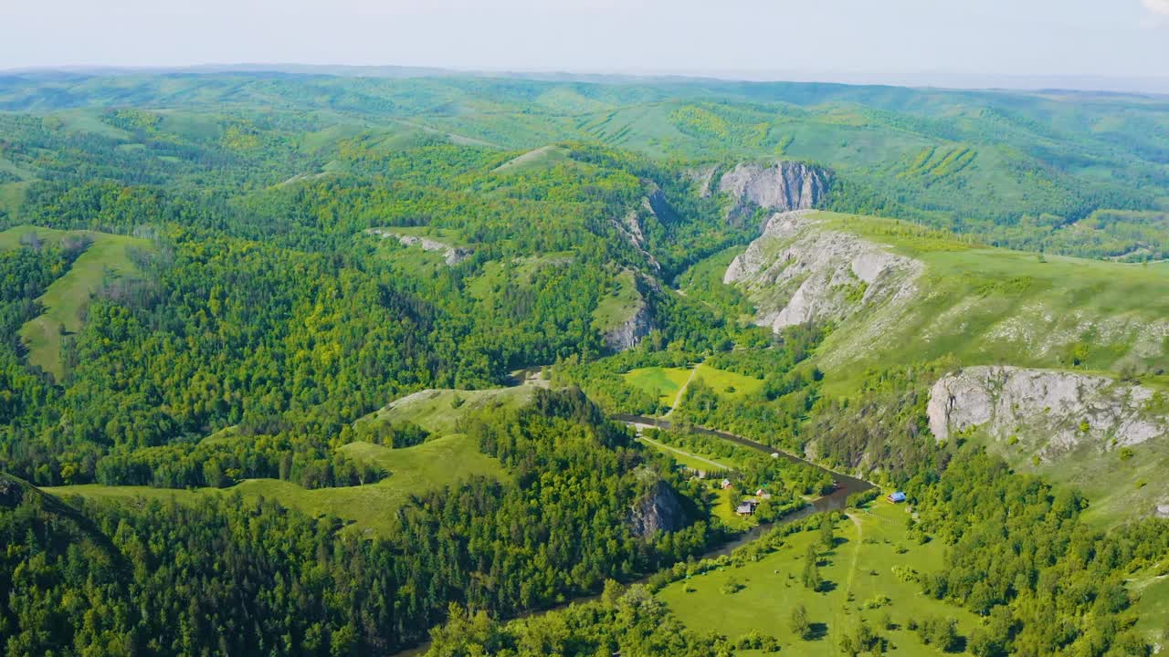 Cheile Turzii / Turzii峡谷令人惊叹的清晨景色的无人机镜头，这是一个大型自然保护区，有标记的小径，可供风景秀丽的峡谷徒步穿越溪流和桥梁。视频素材