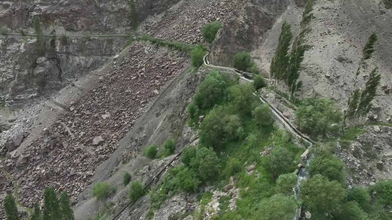 巴基斯坦地形崎岖的斯卡杜曼托卡瀑布。空中天桥视频素材