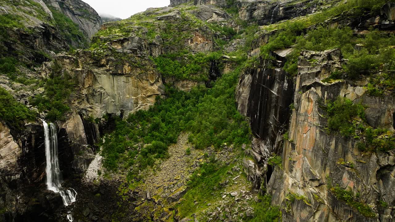 风景优美的鸟瞰图瀑布在悬崖边的赫尔莫尤韦高山峡谷，挪威视频素材