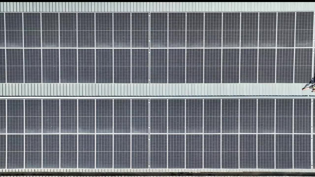 太阳能电池板农场的技术工程师俯视图视频下载