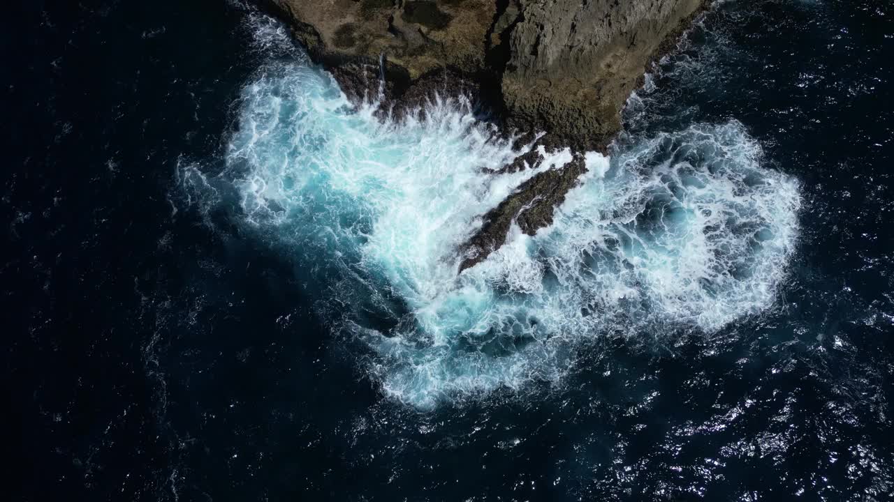 印度尼西亚巴厘岛附近的努沙佩尼达海岸，海浪冲击着岩石。天线。视频素材