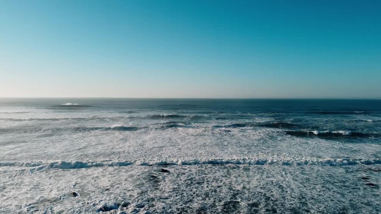 航拍无人机拍摄的葡萄牙海岸深蓝色的天空视频素材