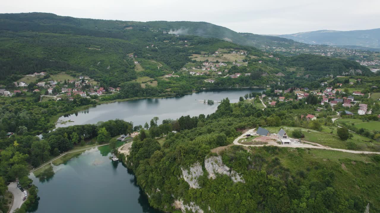 空中俯瞰Plivina Jezera和Malo Plivsko湖在Jajce。慢视差拍摄视频素材