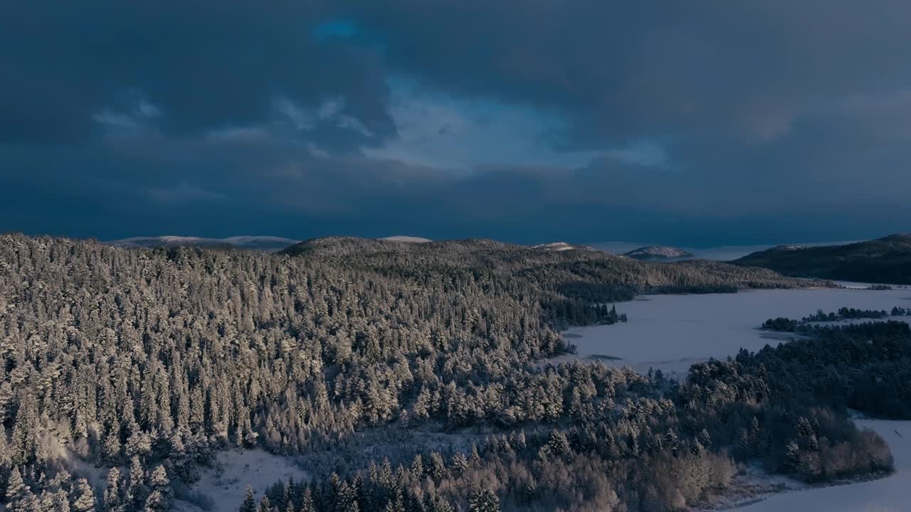 挪威因德福森白雪皑皑的冬季景观-空中全景视频素材