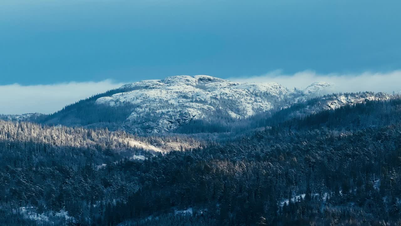 挪威因德福森的山林被冬雪覆盖——无人机拍摄视频素材