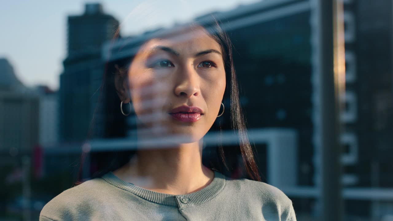 亚洲女性，思维或城市窗口的建筑，野心或职业规划在现代办公室。专业人士，创意或灵感的创业或创意思维的愿景玻璃视频素材