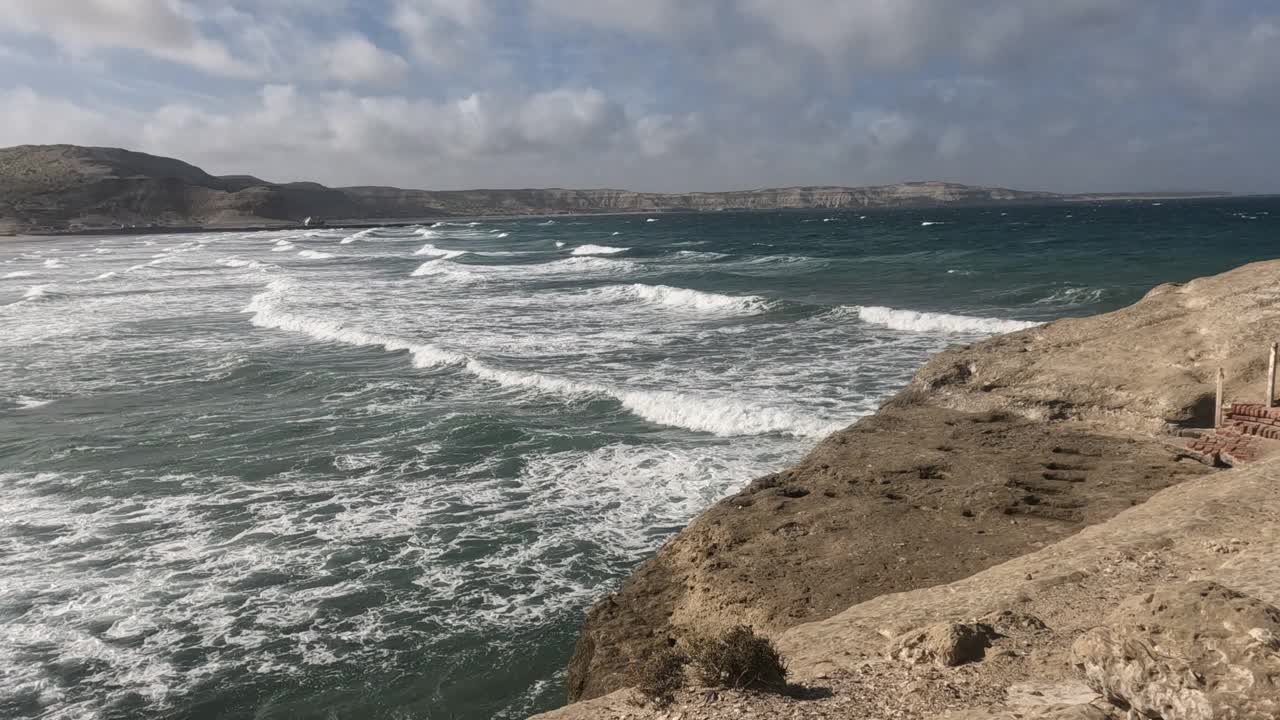 多云的日子里海水涨了视频下载