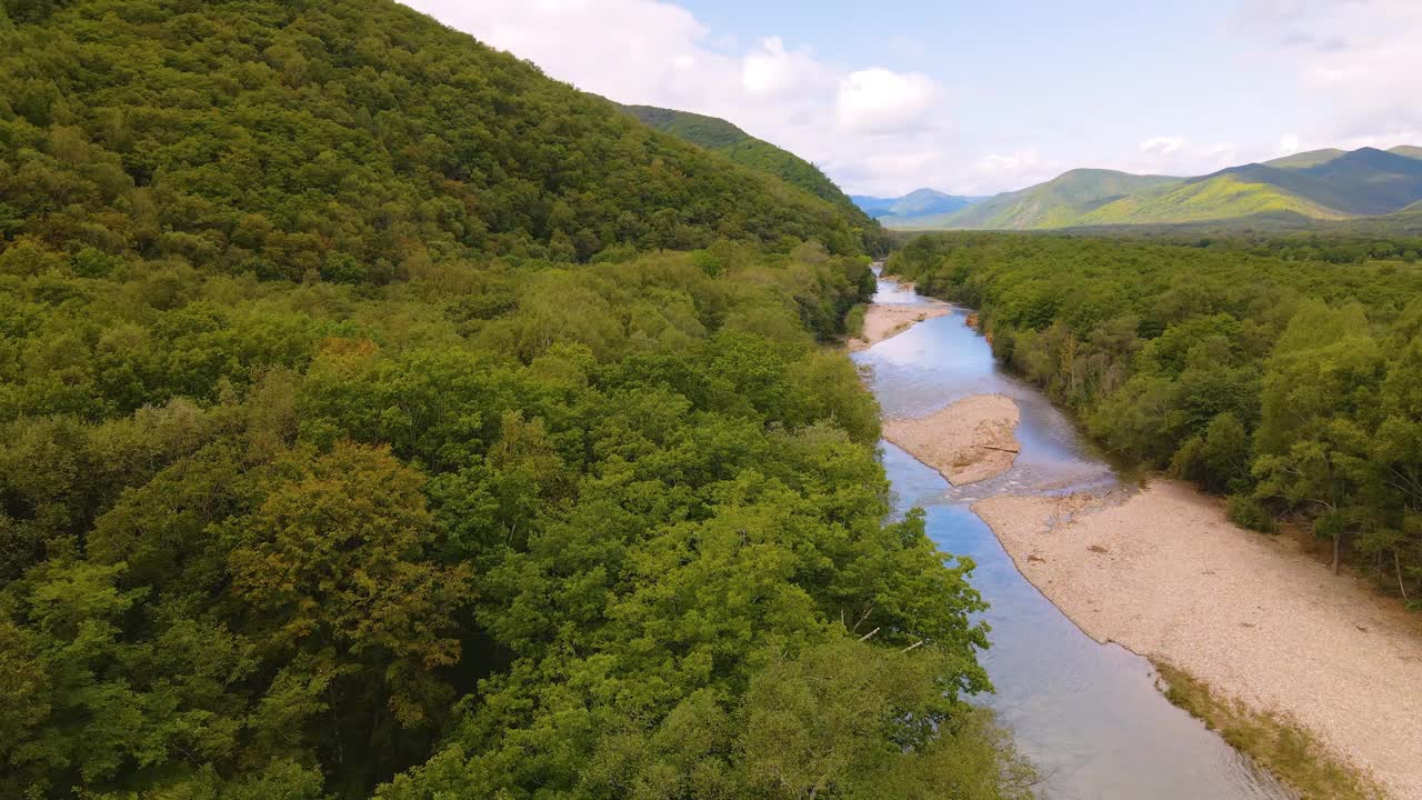 山脉夏季景观蓝天河流和绿色森林索契俄罗斯视频素材