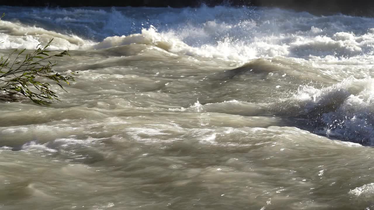 特写:暴雨和洪水冲垮山谷后，河水膨胀。水从高山谷迅速流向平原。洪水中河流的一般竞赛视频素材