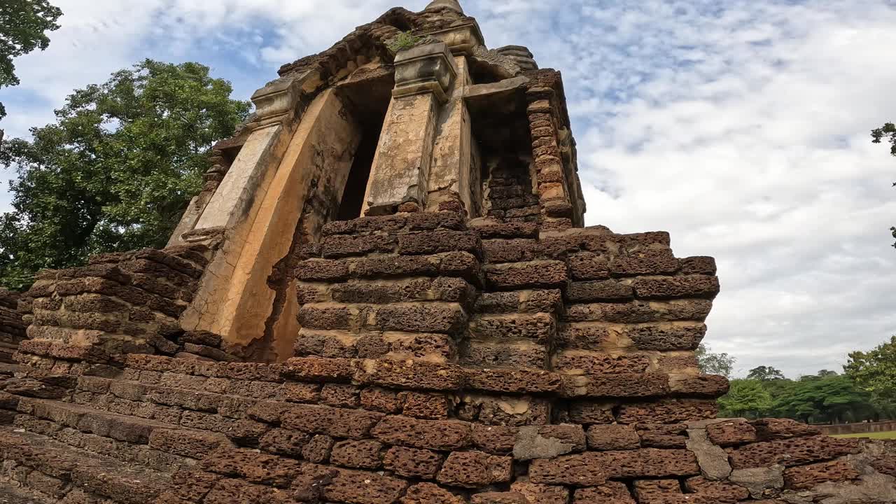 在泰国素可泰省的Si Satchanalai历史公园里，Chedi chaeo寺是一座迷人的寺庙，有许多不同风格的纪念碑。视频素材