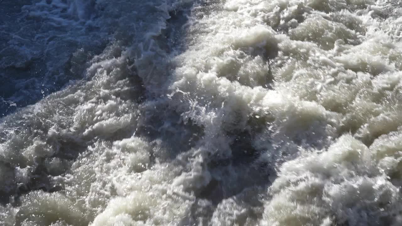 暴雨后河水暴涨的无人机鸟瞰图。水流得很快。有淹水和溢出的危险。一般的河流洪水竞赛视频下载