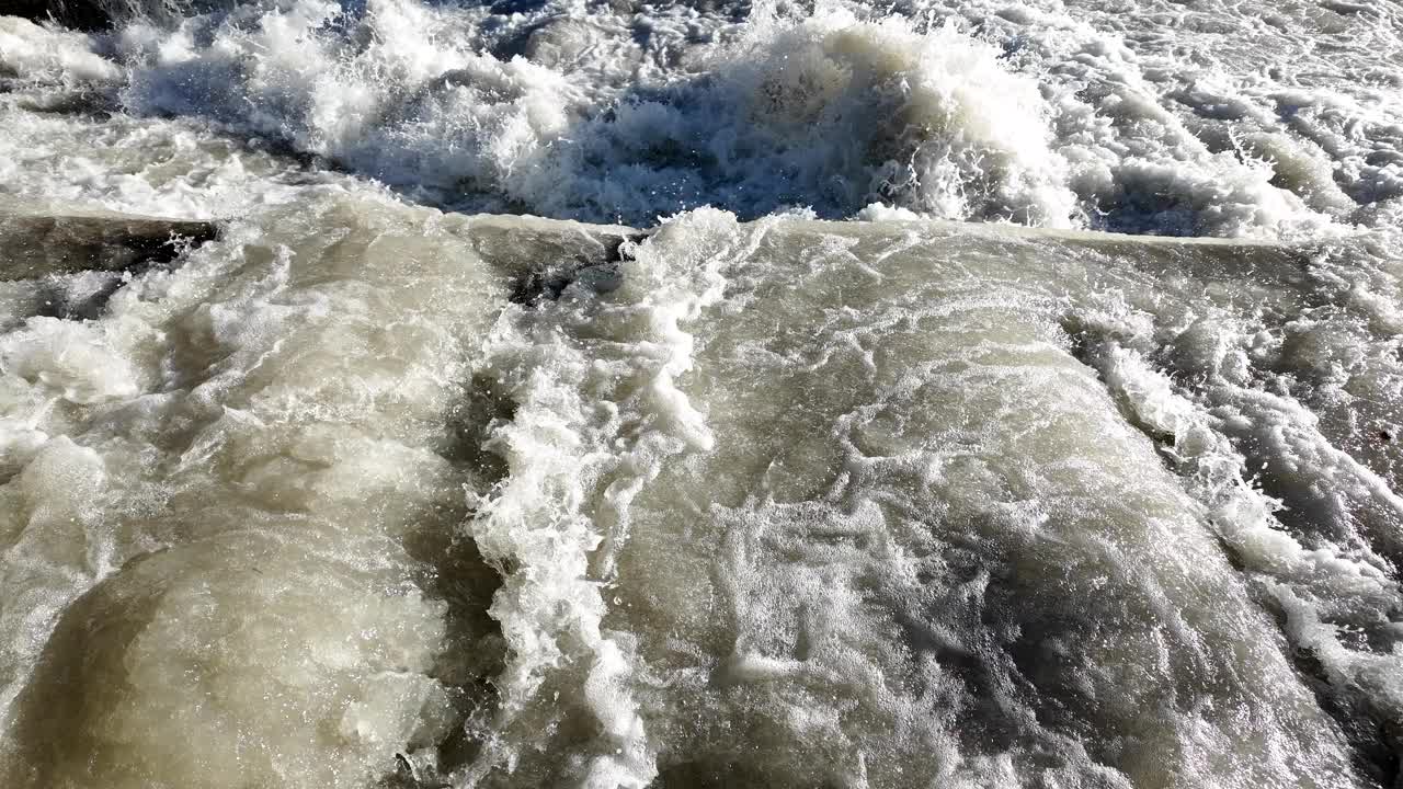 特写:暴雨和洪水冲垮山谷后，河水膨胀。水从高山谷迅速流向平原。洪水中河流的一般竞赛视频下载