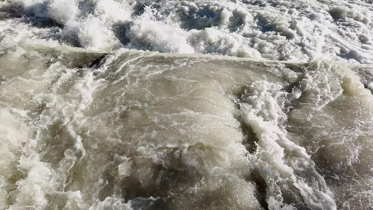 河水从屏障流向较低的地方。人们正在修建堰，通过控制河水流速来减少风暴期间的侵蚀。暴雨过后塞里奥河被洪水淹没视频下载