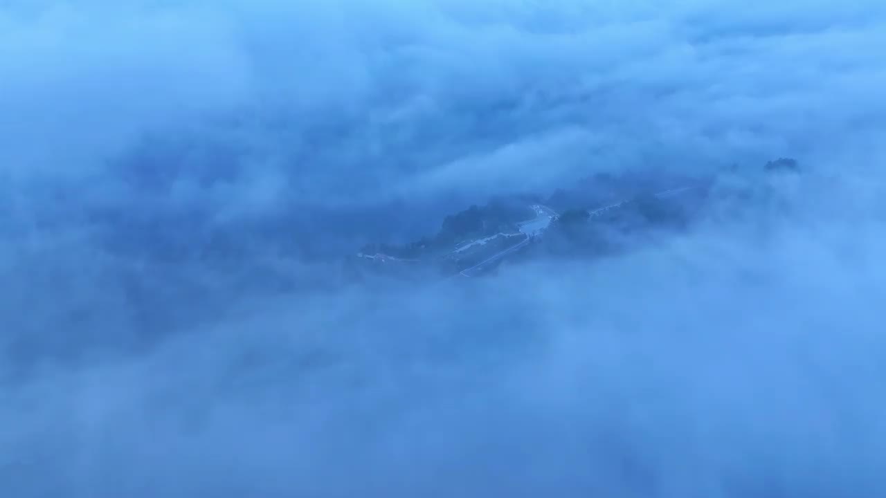 航拍的云海和雾在山谷视频素材