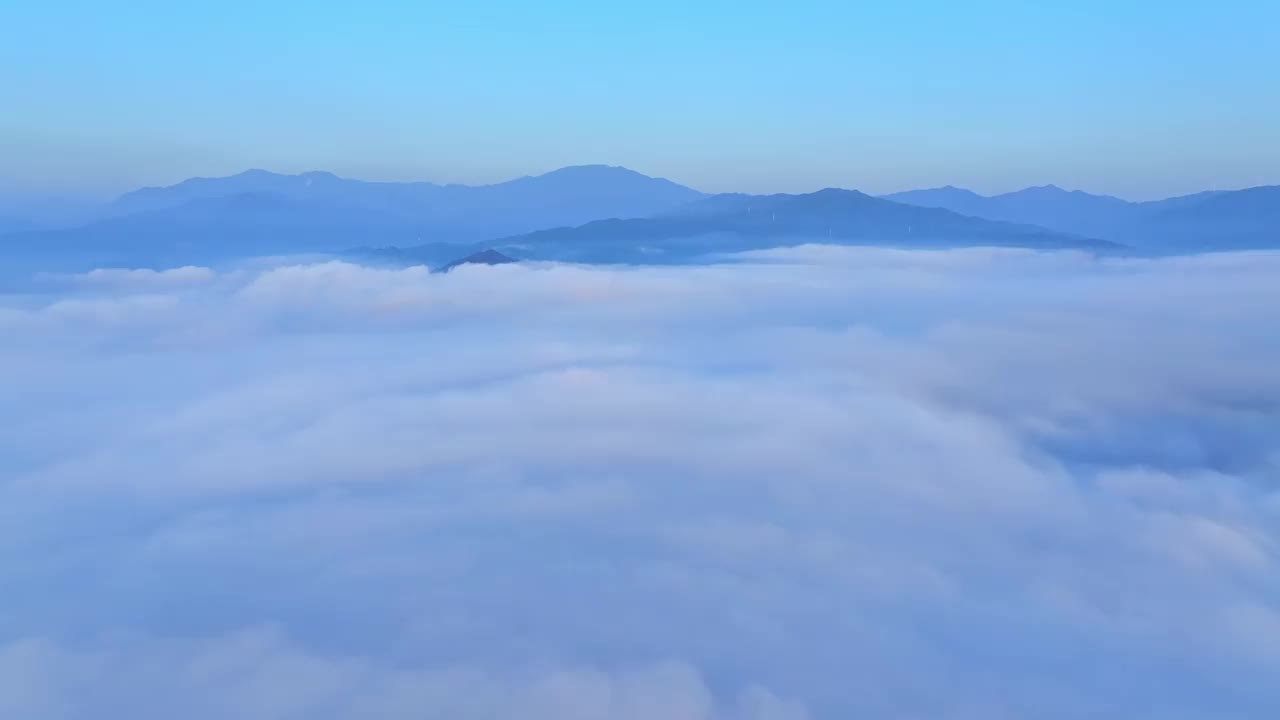 航拍的云海和雾在山谷视频素材