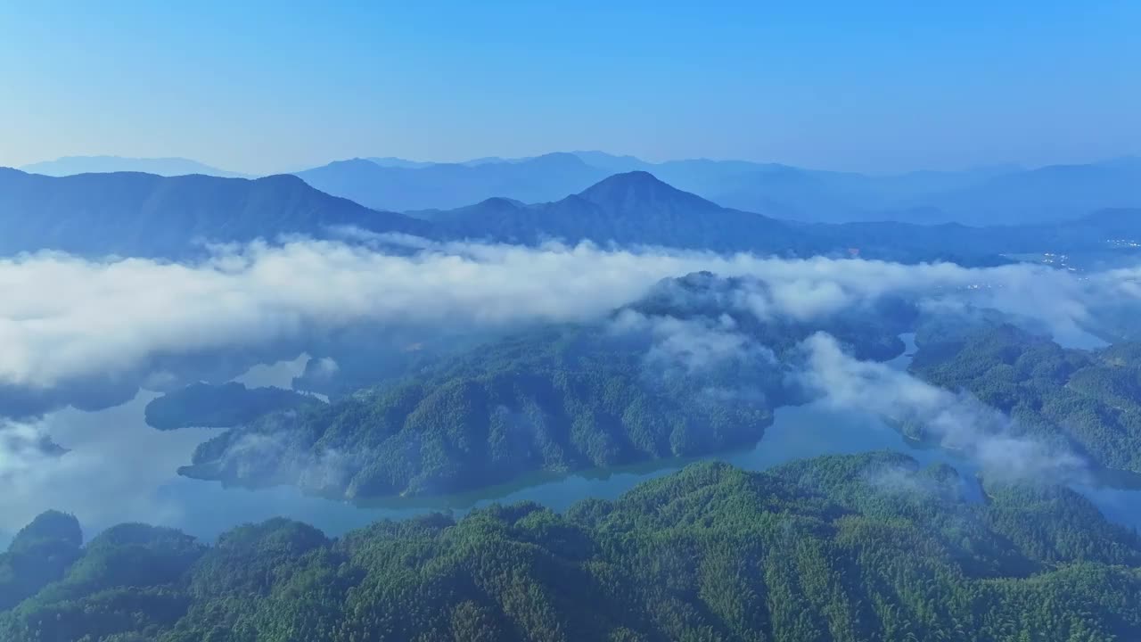航拍的云海和雾在山谷视频素材