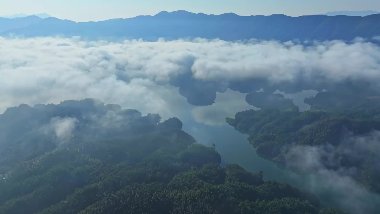 航拍的云海和雾在山谷视频素材