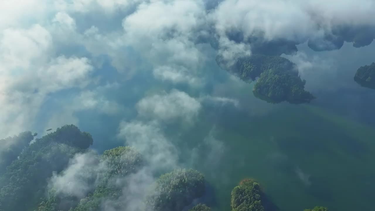 航拍的云海和雾在山谷视频素材