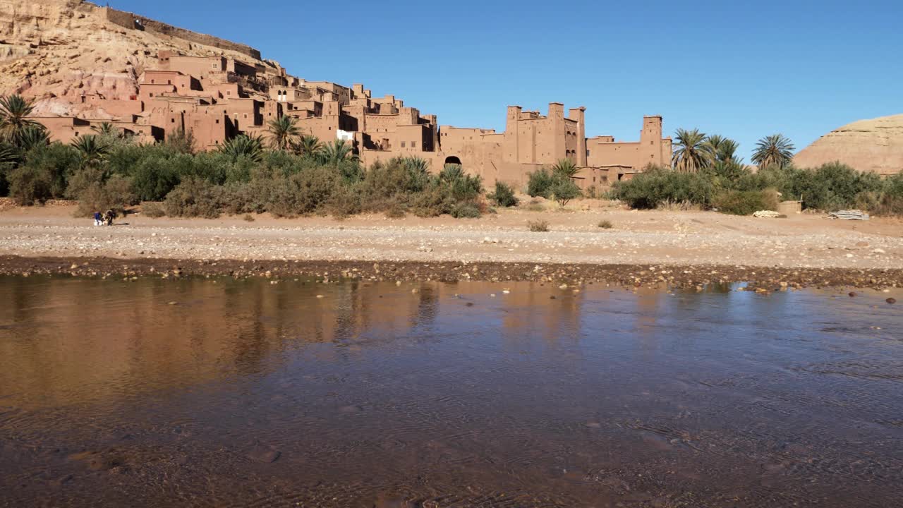 摩洛哥的Ksar Kasbah Ait Benhaddou。一个有着古老粘土房屋的乡村，正宗的传统南摩洛哥乡村风格的土坯建筑。视频下载