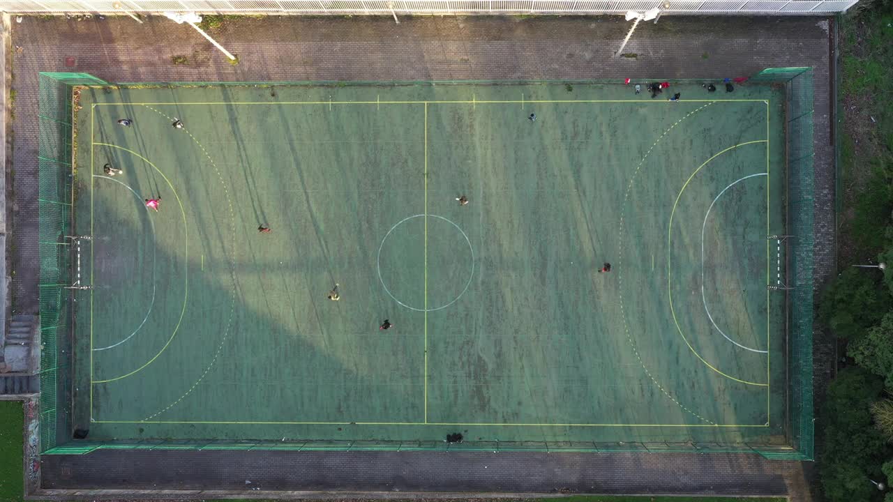 街道公共足球场鸟瞰图视频素材