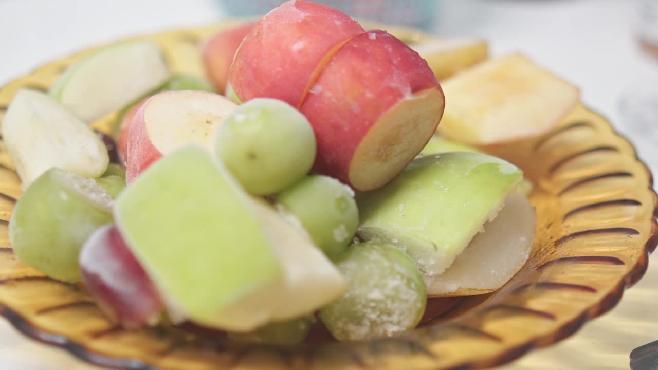 拥抱健康:准备营养丰富的有机冷冻水果的艺术。视频素材