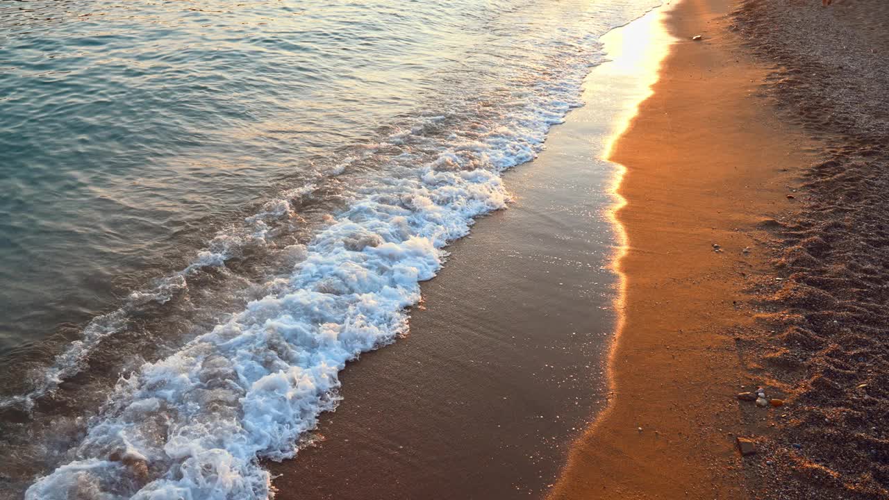 在热带的海滩上，巨大的海浪给大海带来动力，白色的海浪拍打着沙滩。神奇的电波。视频素材