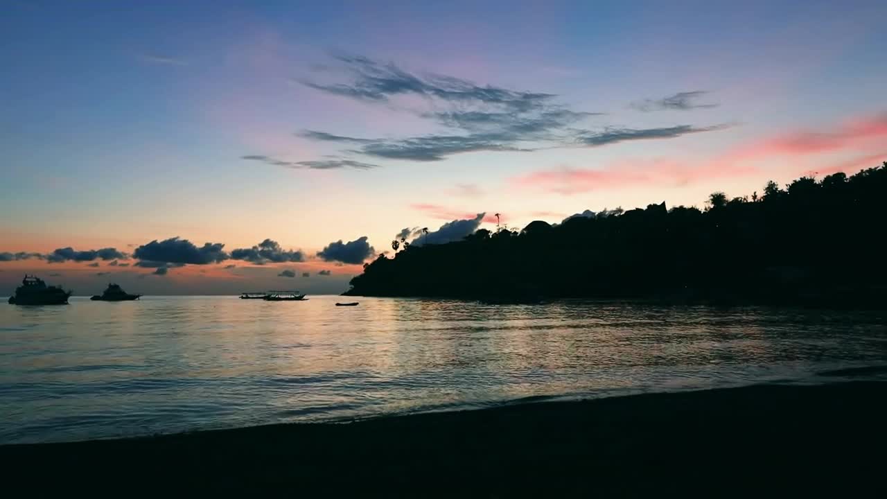 壮观的日出视频与粉红色的云和船在巴厘岛印度尼西亚视频素材