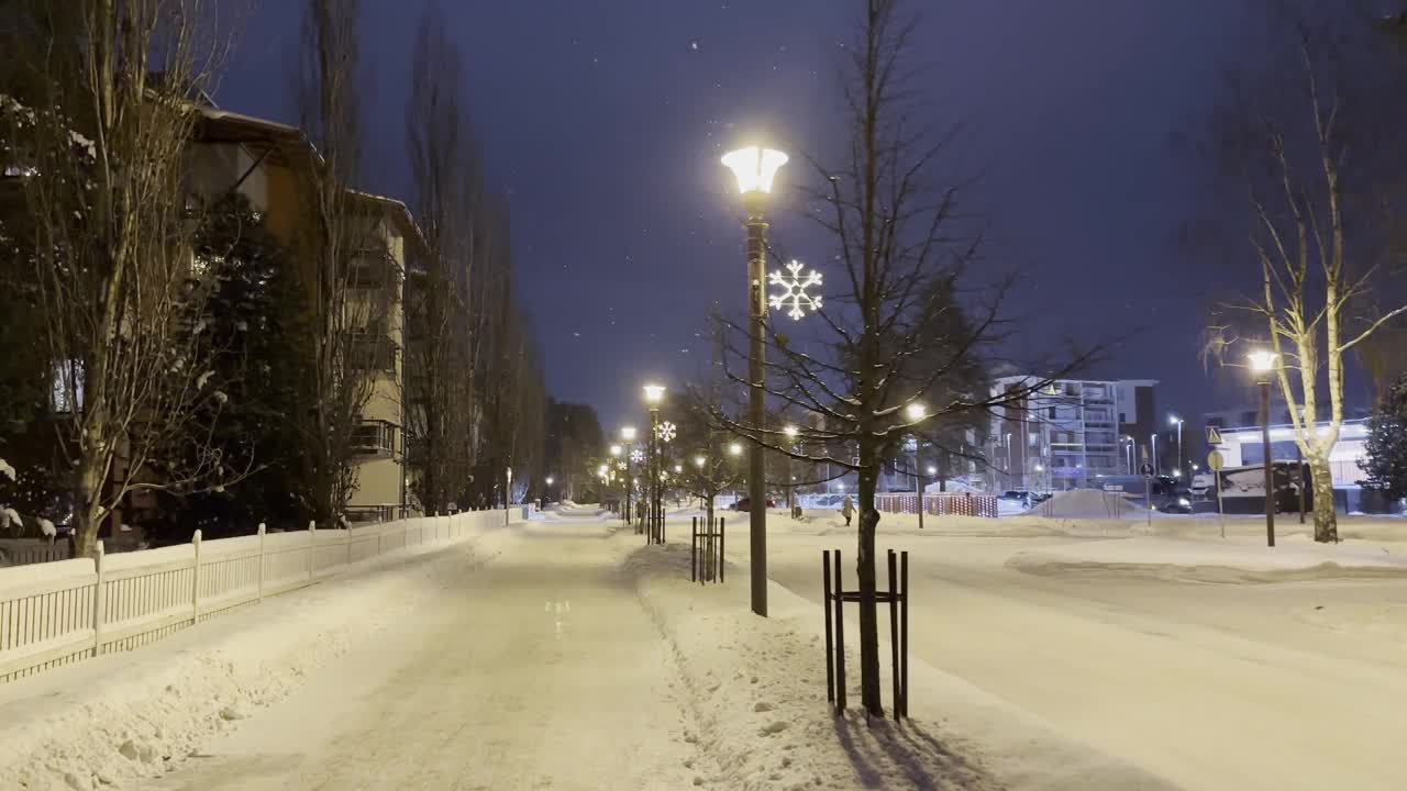 芬兰肯佩尔:白雪皑皑的街景视频素材