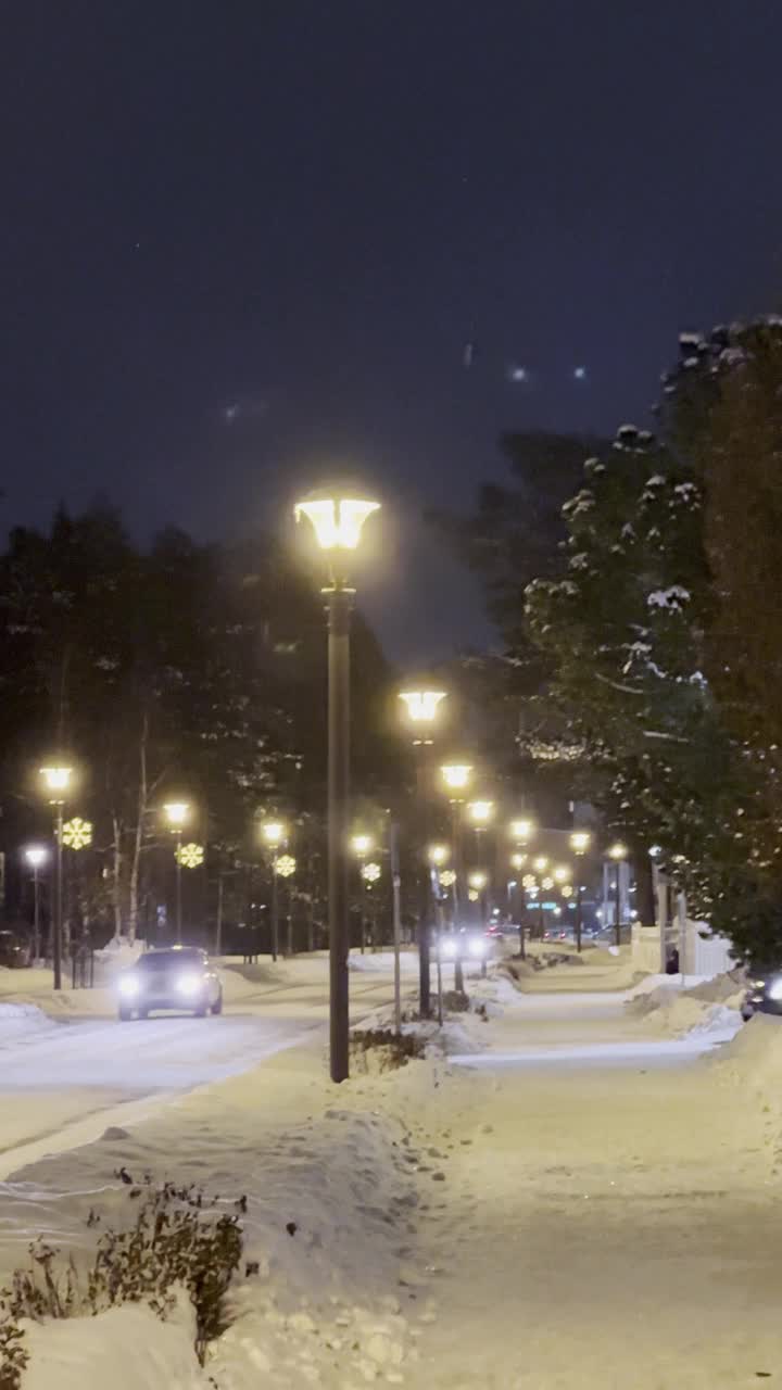 芬兰肯佩尔:下雪的街景，垂直视频素材