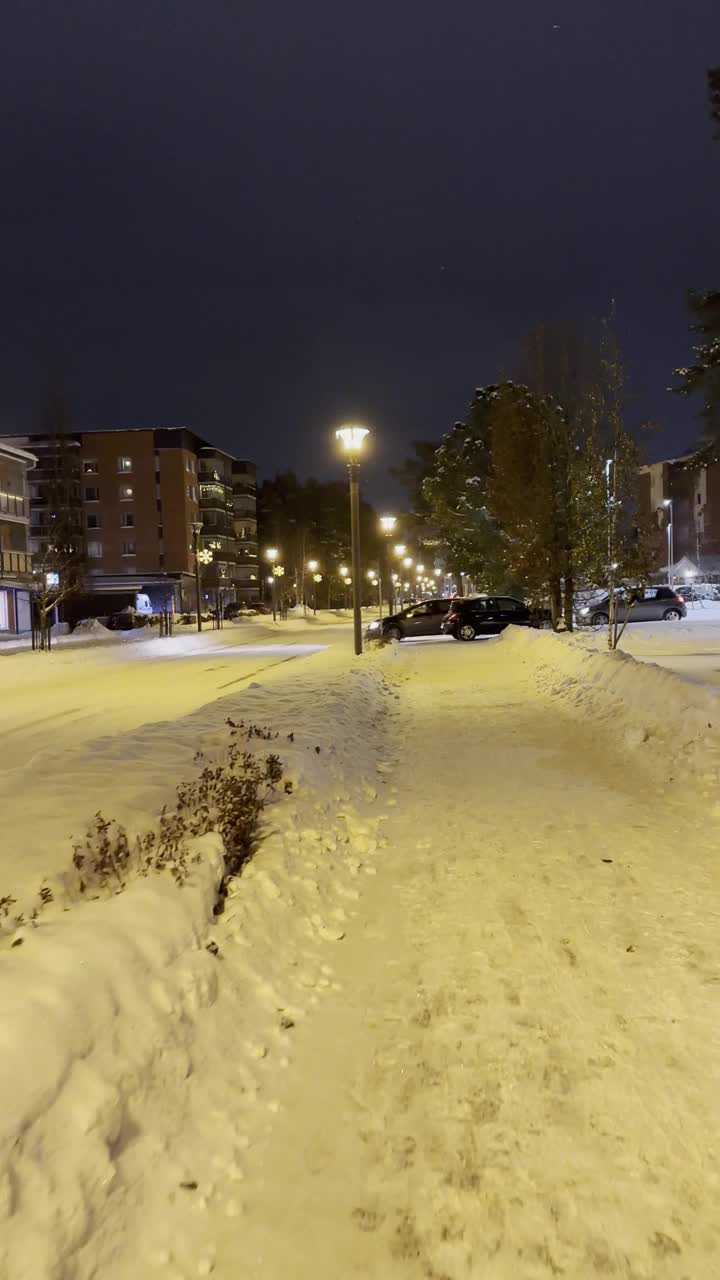 芬兰肯佩尔:下雪的街景，垂直视频素材